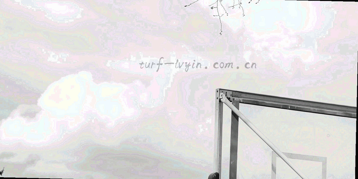 夜间球场俯拍，灯光下草皮与球场线条清晰